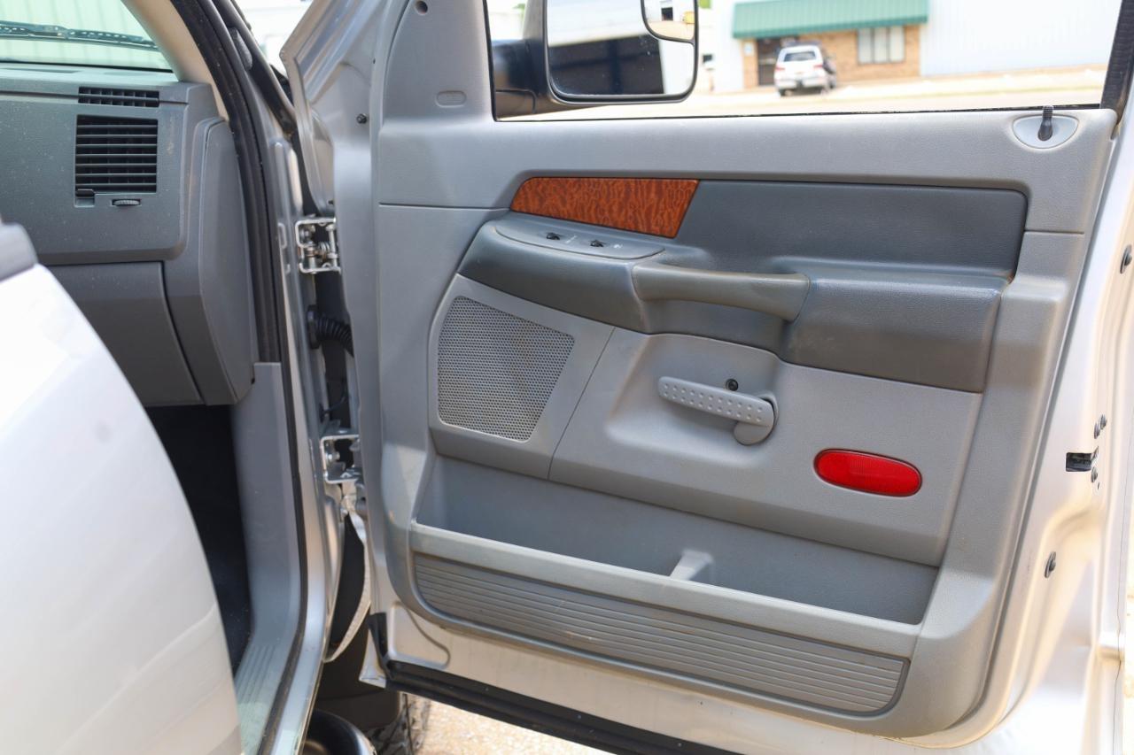 Dodge Ram 3500 4dr Quad Cab 160.5 DRW 4WD SLT 2006