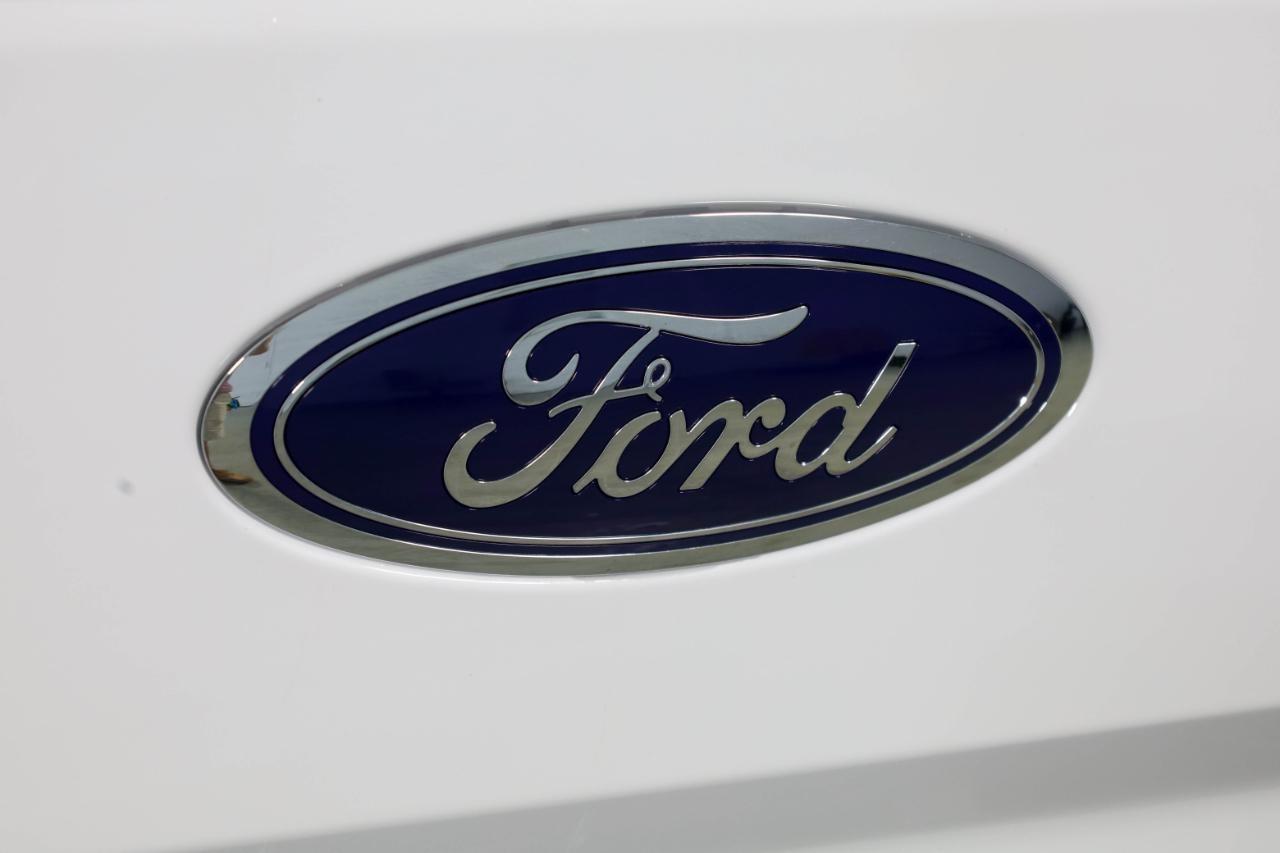 Ford F-150 XLT 2WD Reg Cab 8' Box 2017