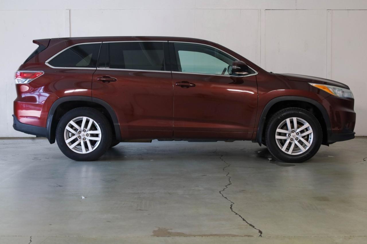 Toyota Highlander AWD 4dr V6 LE (Natl) 2015