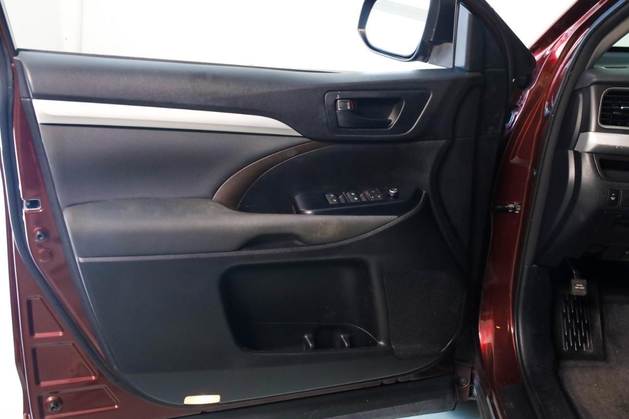 Toyota Highlander AWD 4dr V6 LE (Natl) 2015