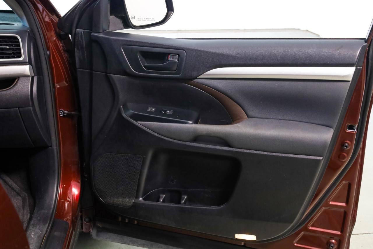 Toyota Highlander AWD 4dr V6 LE (Natl) 2015