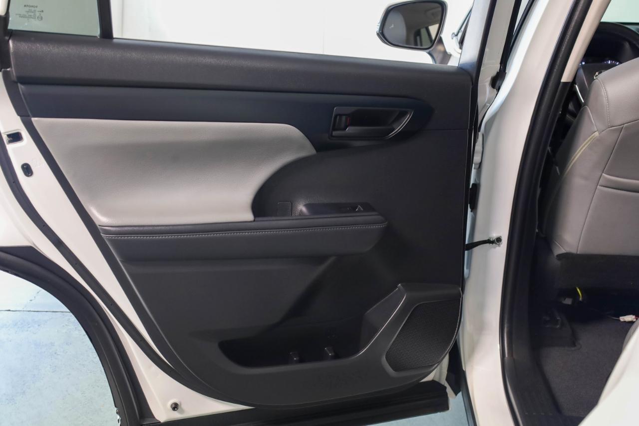 Toyota Highlander Hybrid LE FWD (Natl) 2022