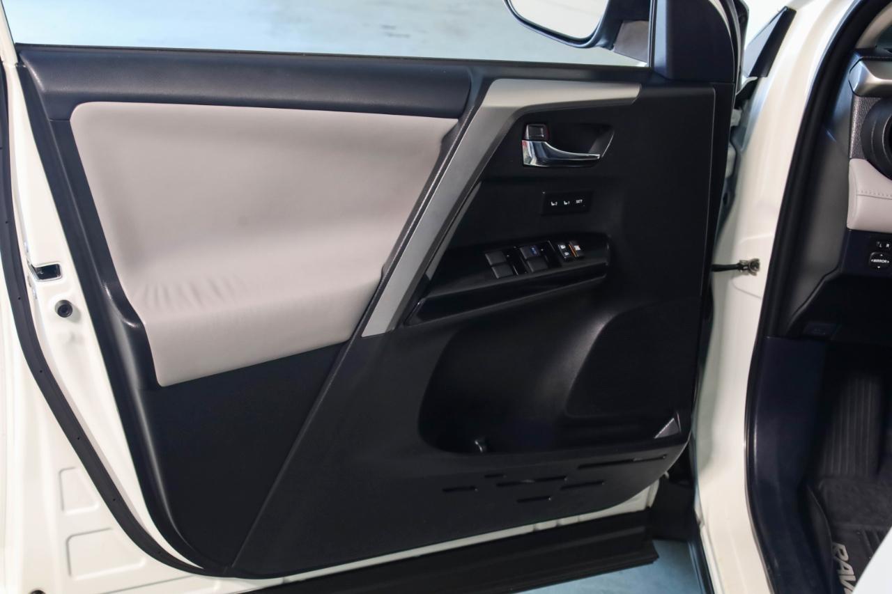 Toyota RAV4 Hybrid Limited AWD (Natl) 2017