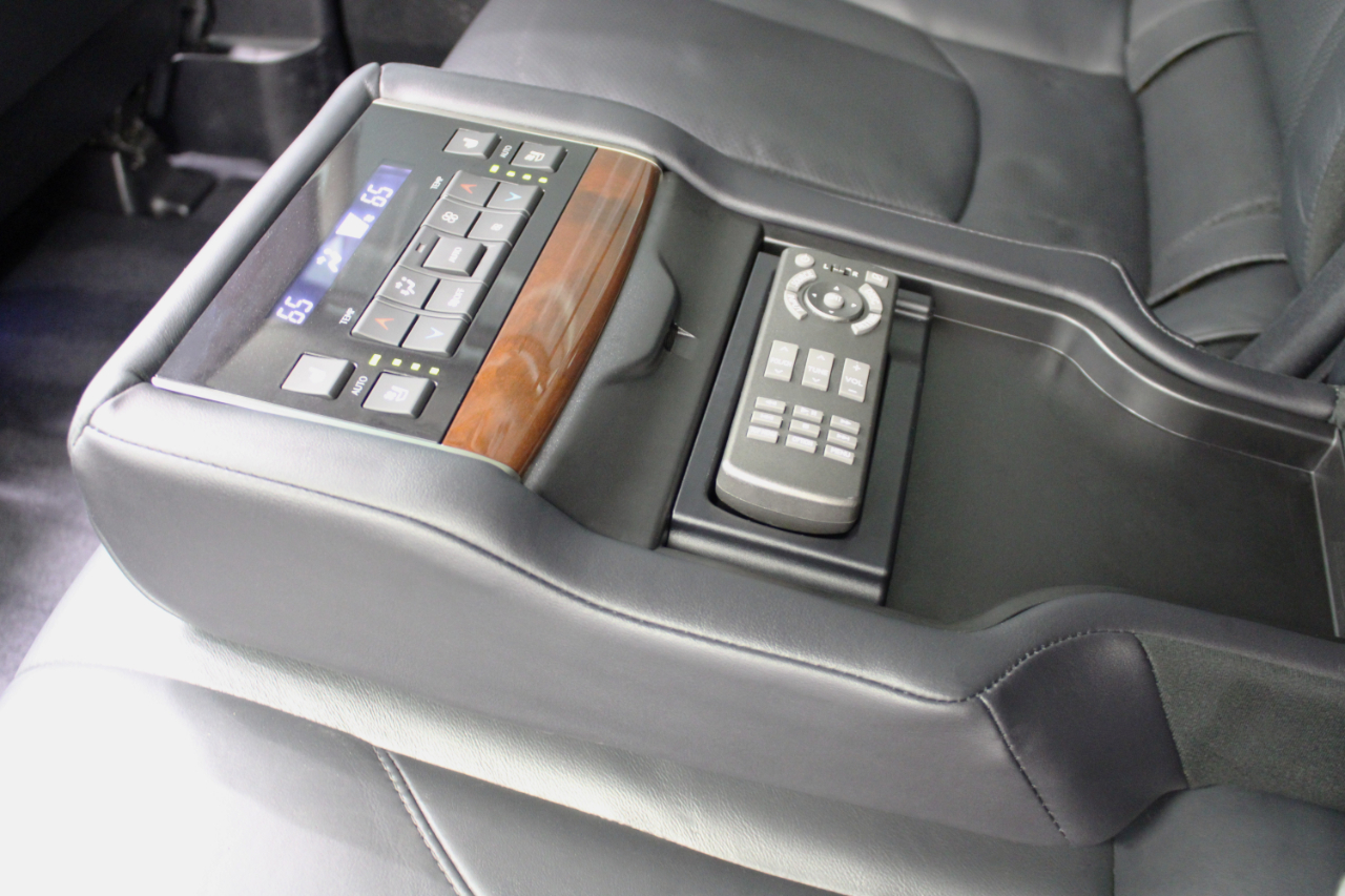 Lexus LX 570 4D SUV AWD w/3-Row 2017