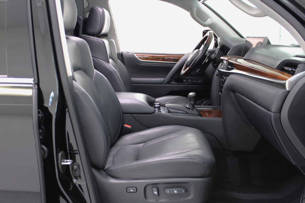 Lexus LX 570 4D SUV AWD w/3-Row 2017