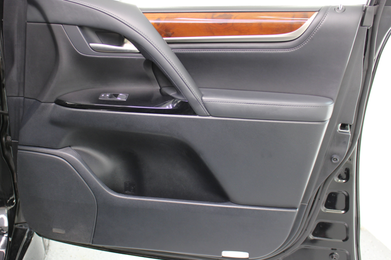 Lexus LX 570 4D SUV AWD w/3-Row 2017