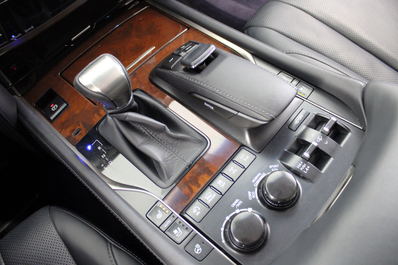 Lexus LX 570 4D SUV AWD w/3-Row 2017