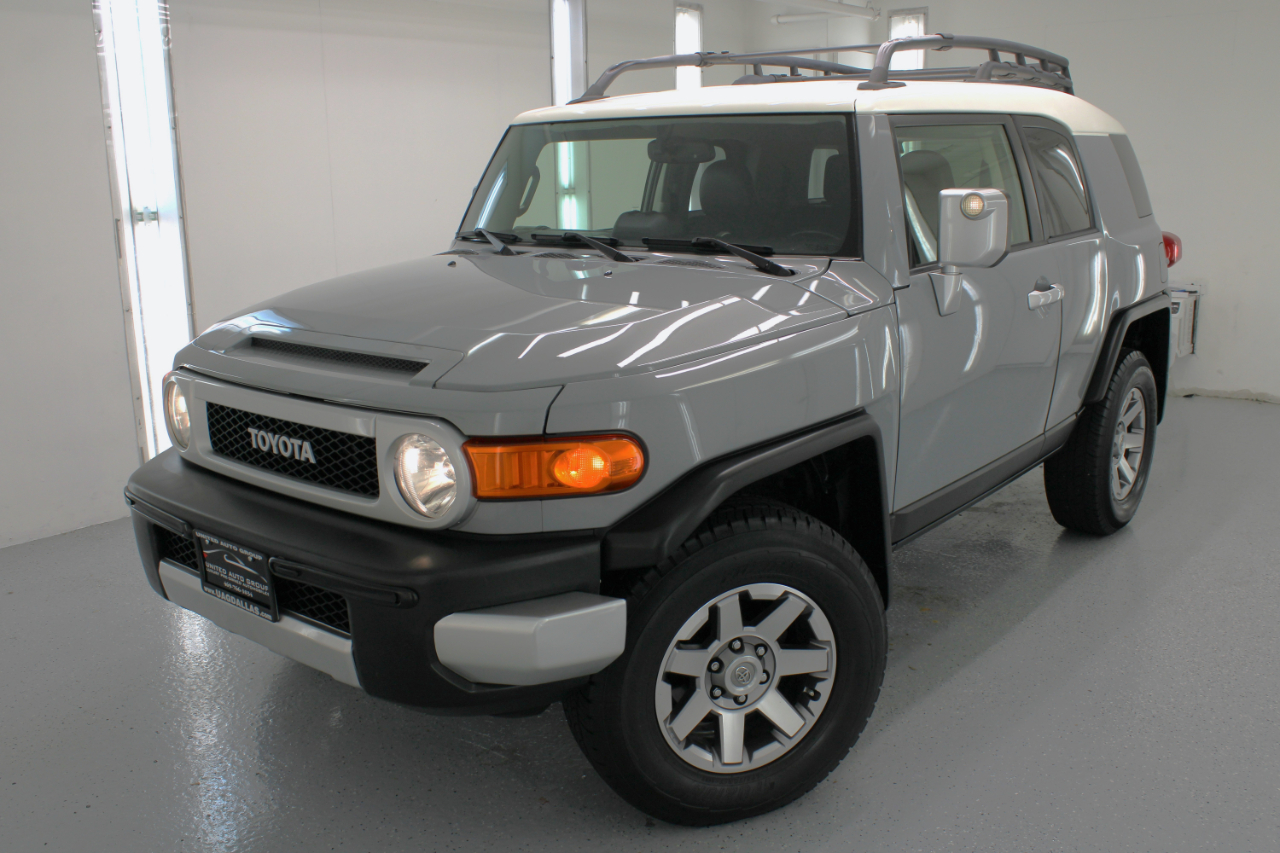 2014 Toyota FJ Cruiser Base photo 2