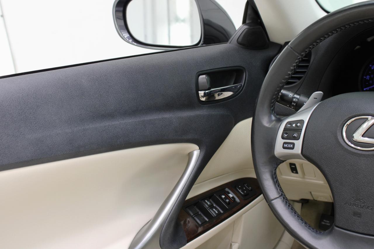 Lexus IS 250C 2dr Conv Auto 2011