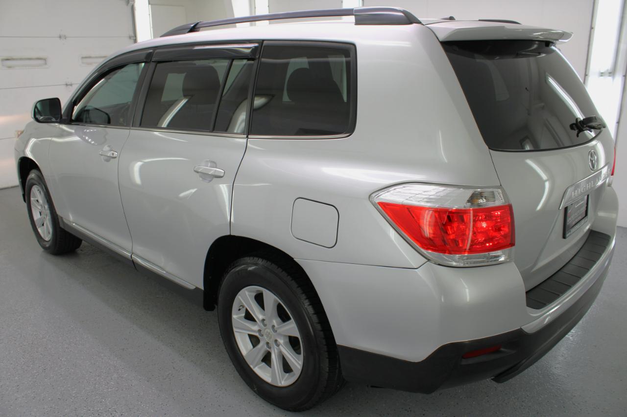 Toyota Highlander FWD 4dr V6 Base (Natl) 2011