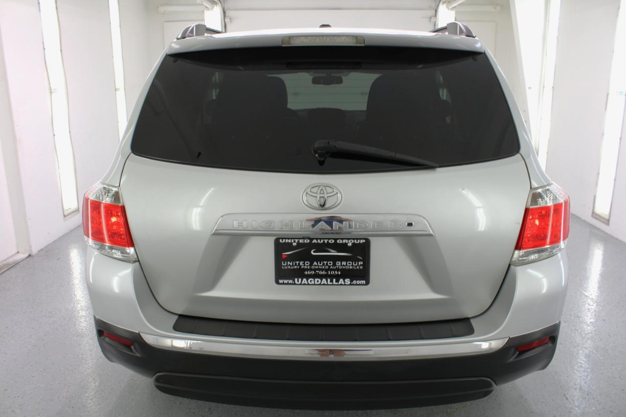 Toyota Highlander FWD 4dr V6 Base (Natl) 2011