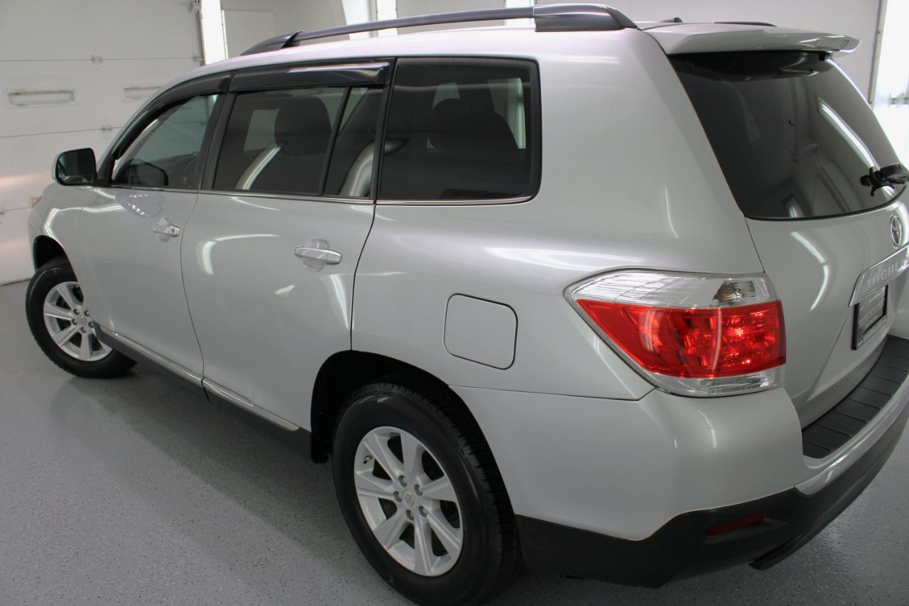 Toyota Highlander FWD 4dr V6 Base (Natl) 2011