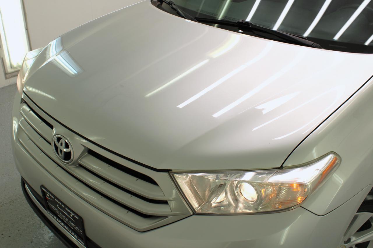 Toyota Highlander FWD 4dr V6 Base (Natl) 2011
