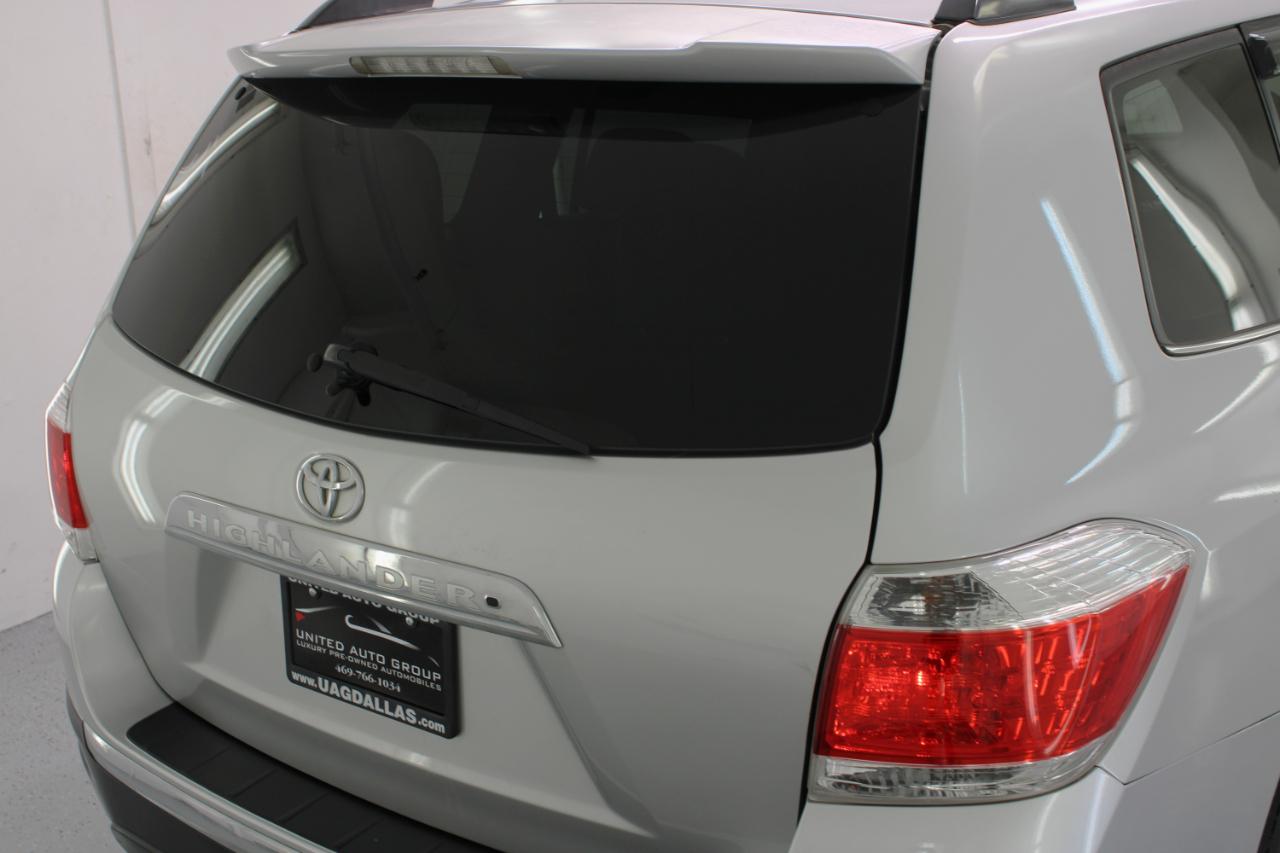 Toyota Highlander FWD 4dr V6 Base (Natl) 2011