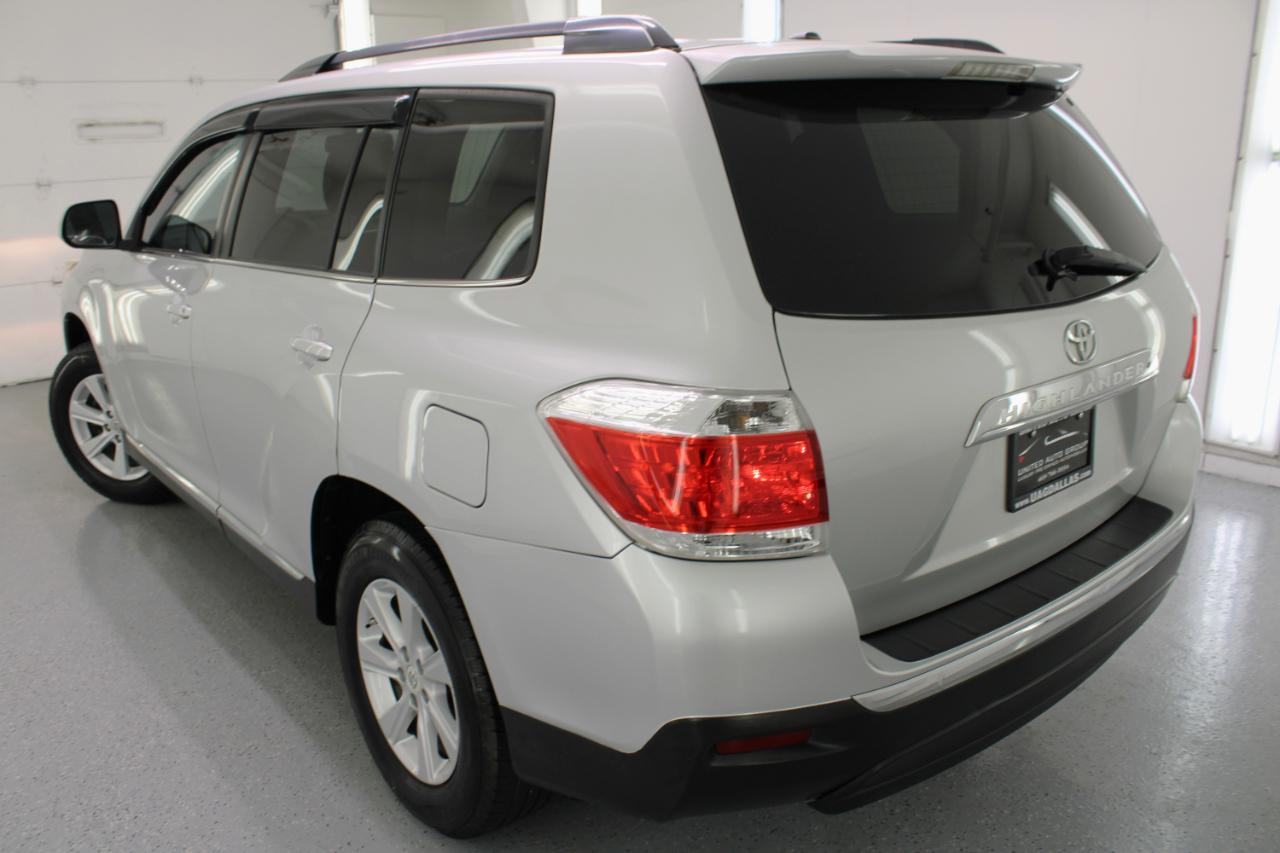 Toyota Highlander FWD 4dr V6 Base (Natl) 2011