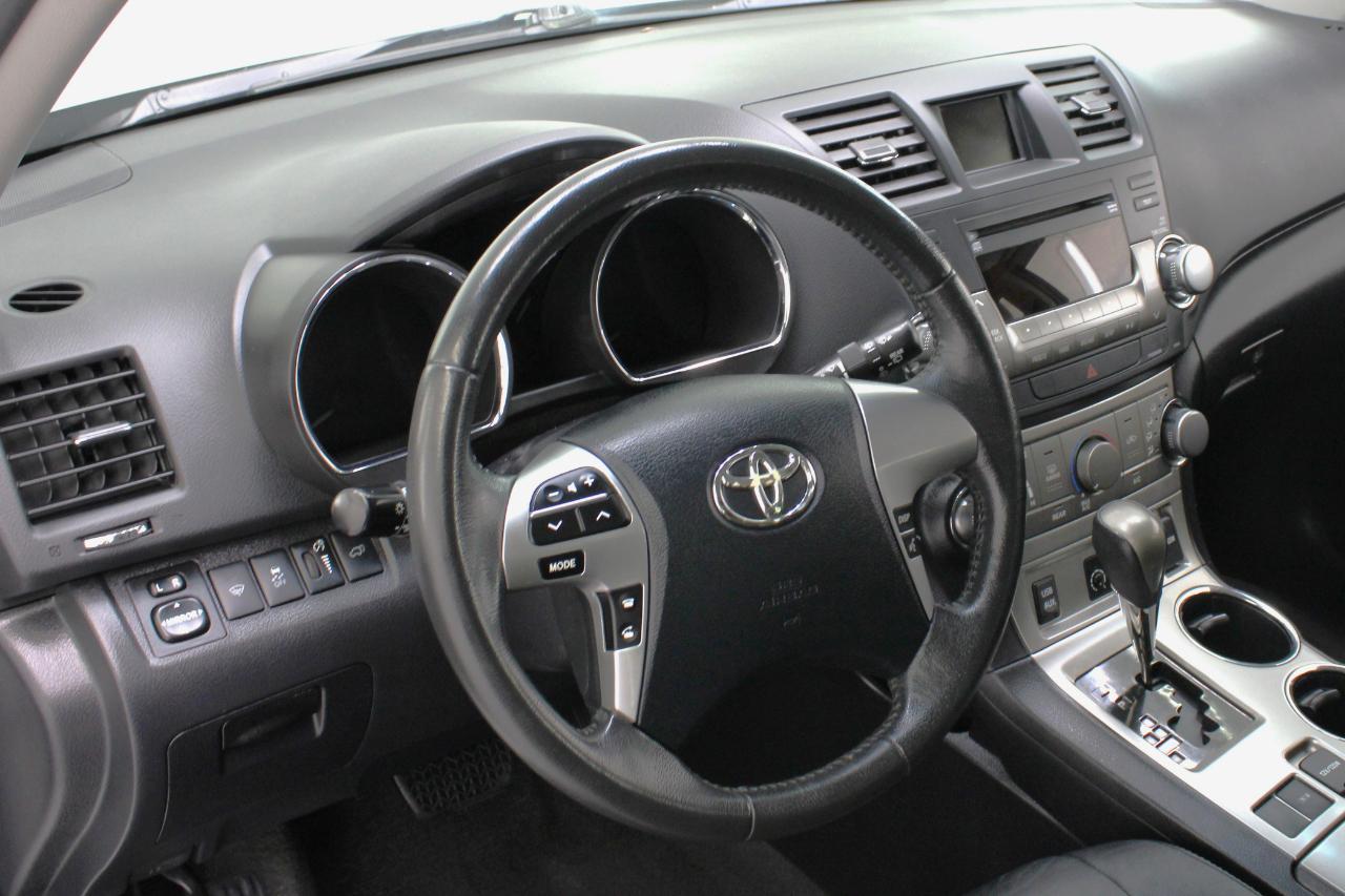 Toyota Highlander FWD 4dr V6 Base (Natl) 2011