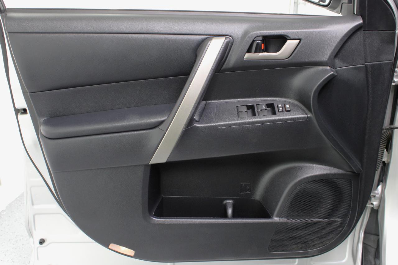 Toyota Highlander FWD 4dr V6 Base (Natl) 2011