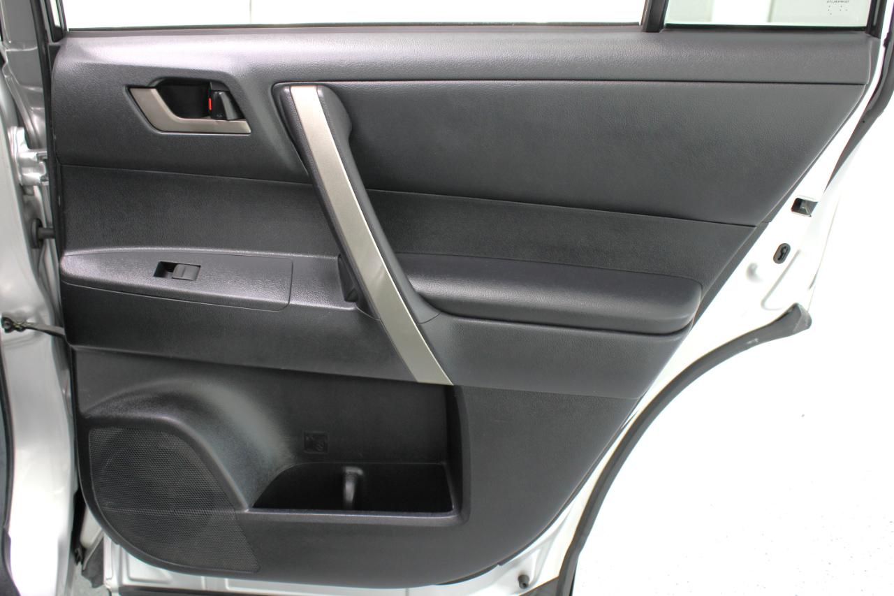 Toyota Highlander FWD 4dr V6 Base (Natl) 2011