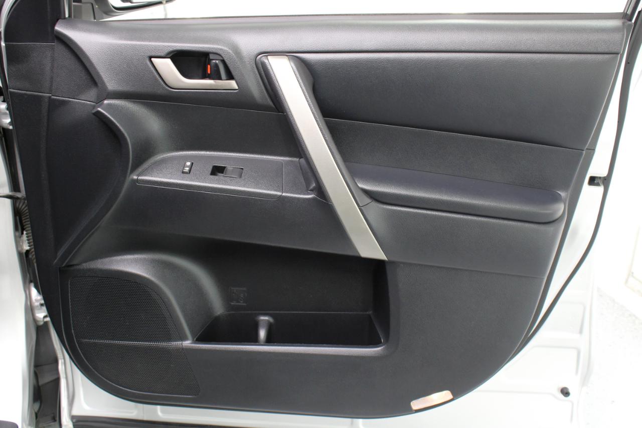 Toyota Highlander FWD 4dr V6 Base (Natl) 2011