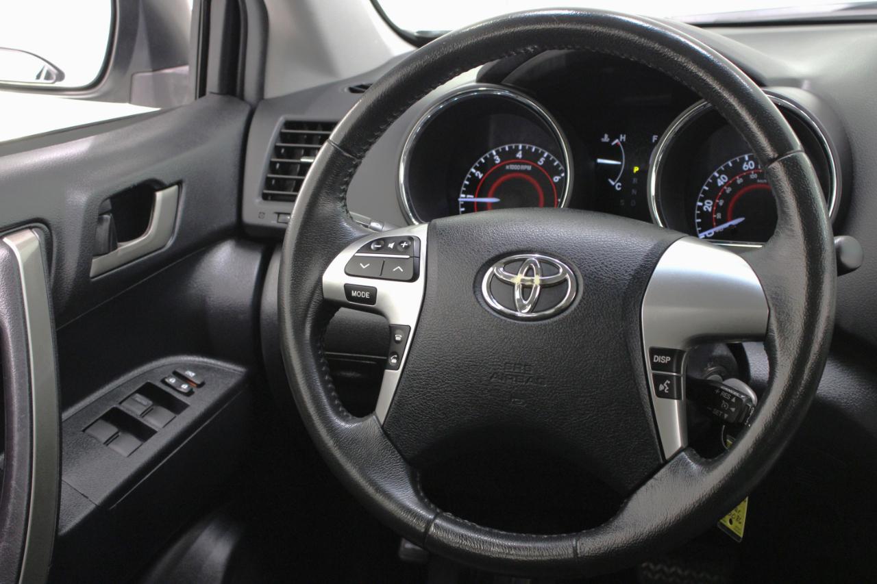 Toyota Highlander FWD 4dr V6 Base (Natl) 2011
