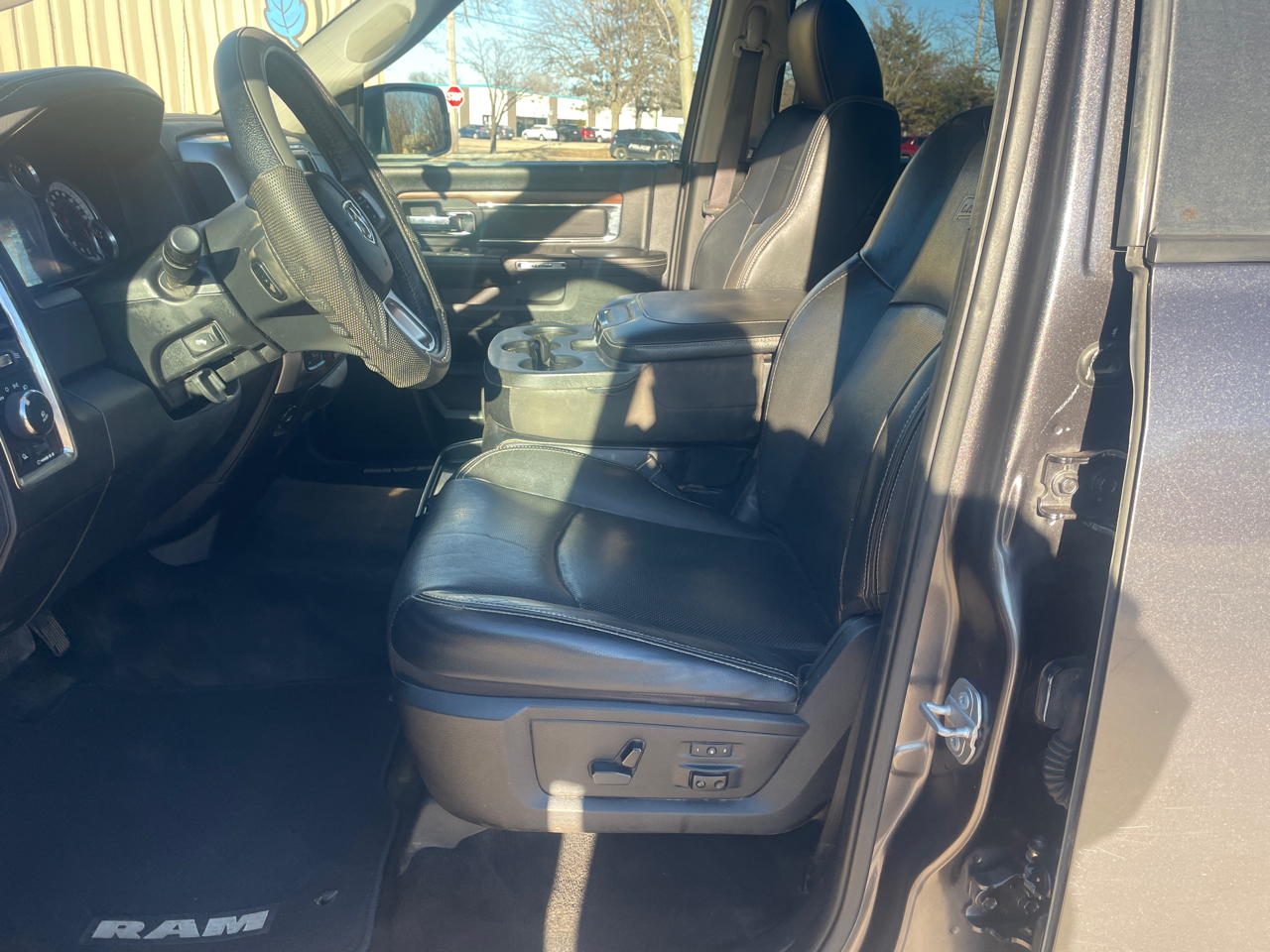 RAM 1500 Laramie Crew Cab SWB 4WD 2016