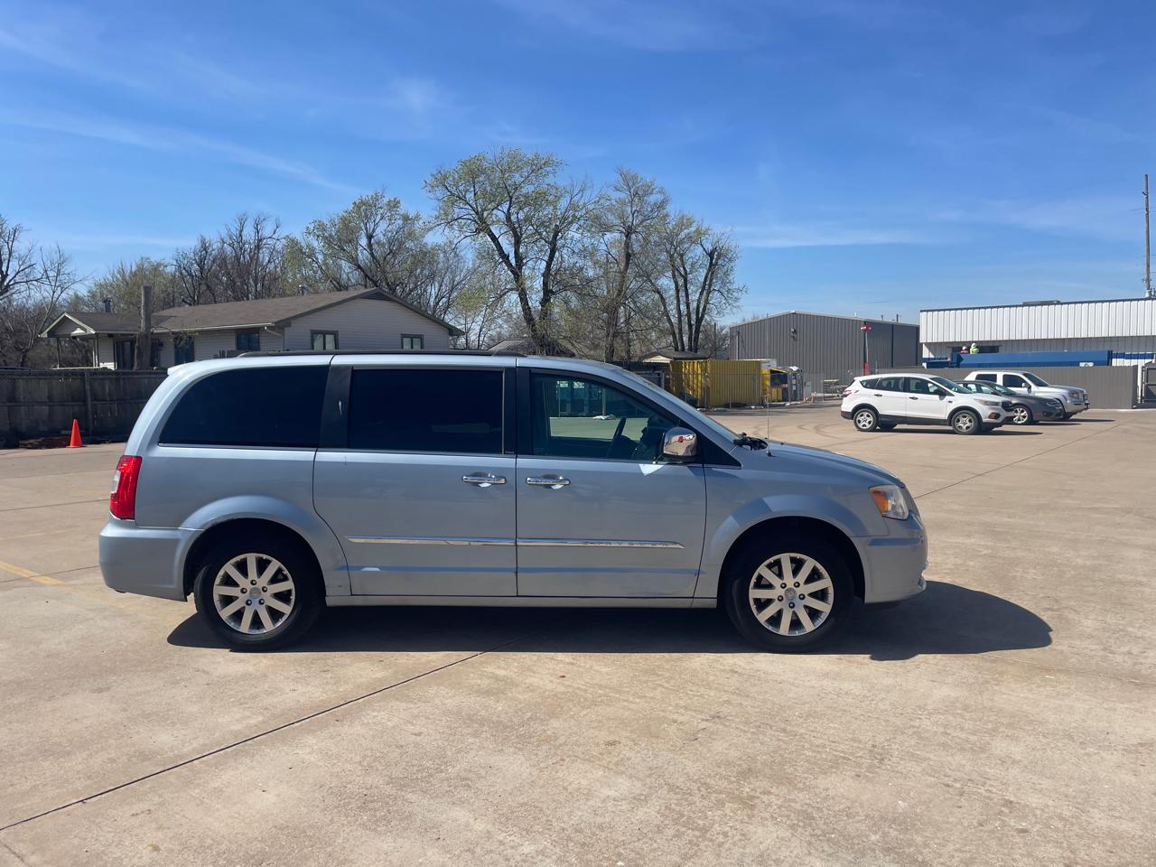 Chrysler Town & Country Touring-L 2012