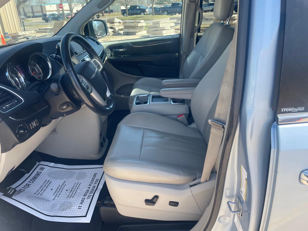 Chrysler Town & Country Touring-L 2012