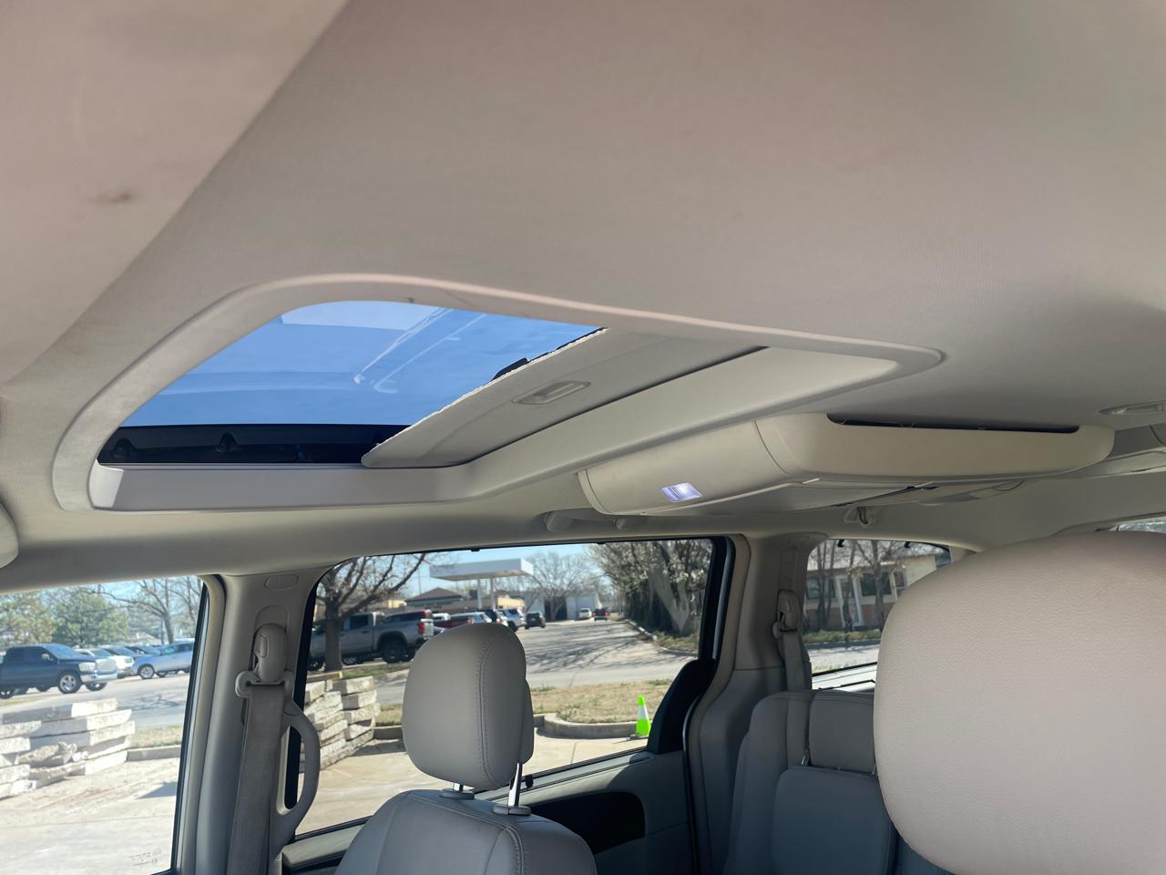 Chrysler Town & Country Touring-L 2012