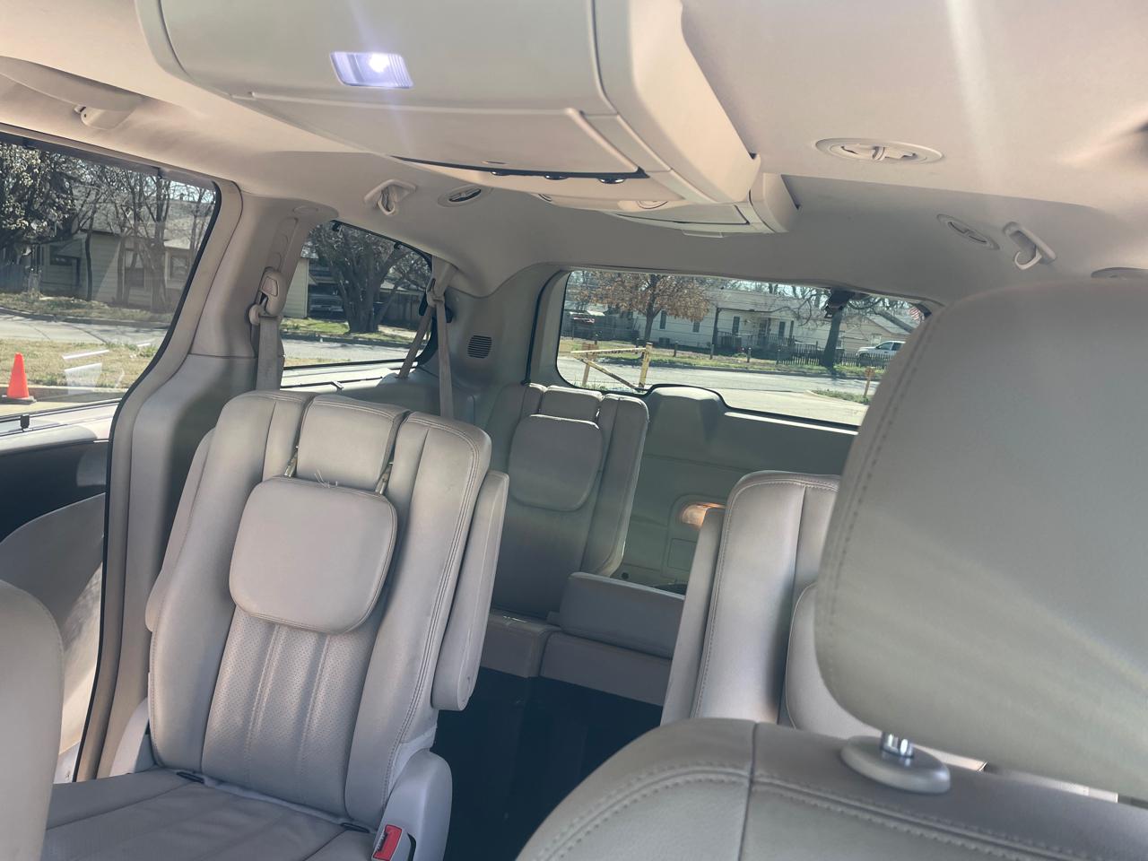 Chrysler Town & Country Touring-L 2012