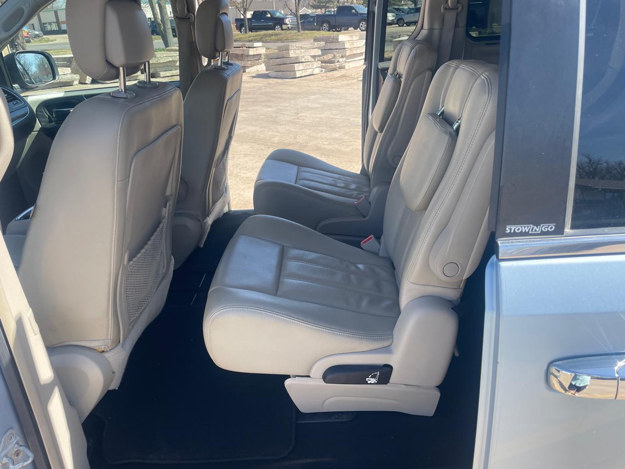 Chrysler Town & Country Touring-L 2012