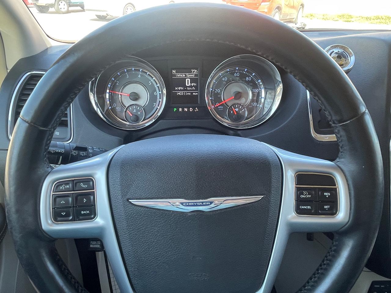 Chrysler Town & Country Touring-L 2012