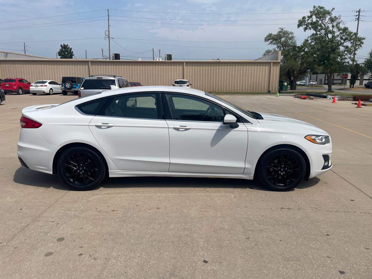 2019 Ford Fusion SE - Photo 2