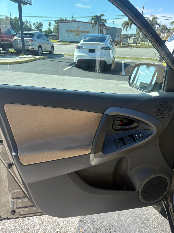 Toyota RAV4 2WD 2011