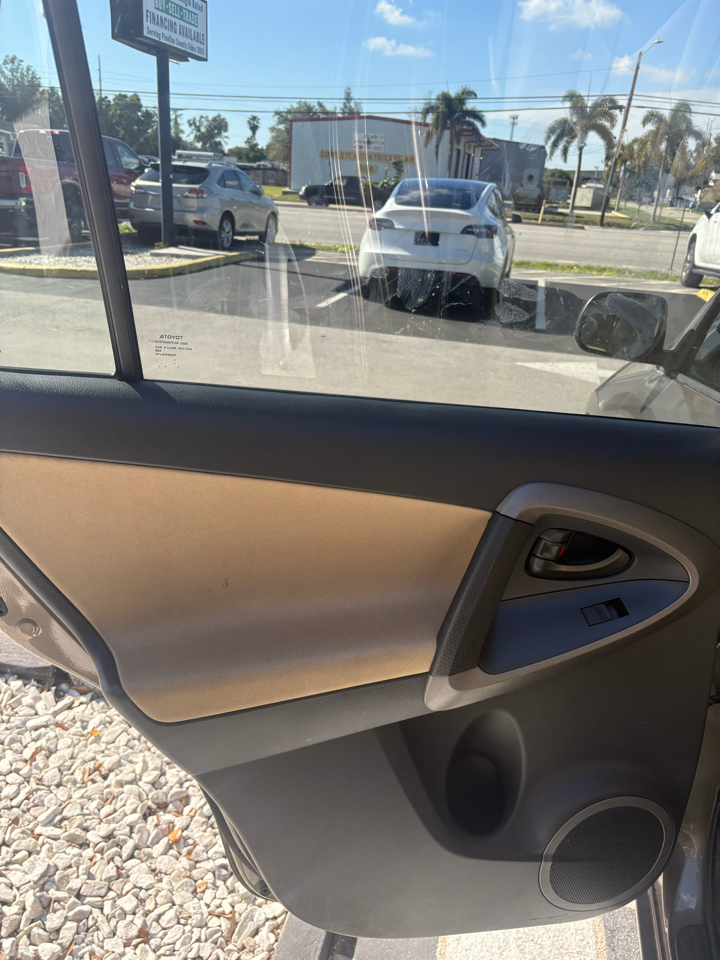 Toyota RAV4 2WD 2011