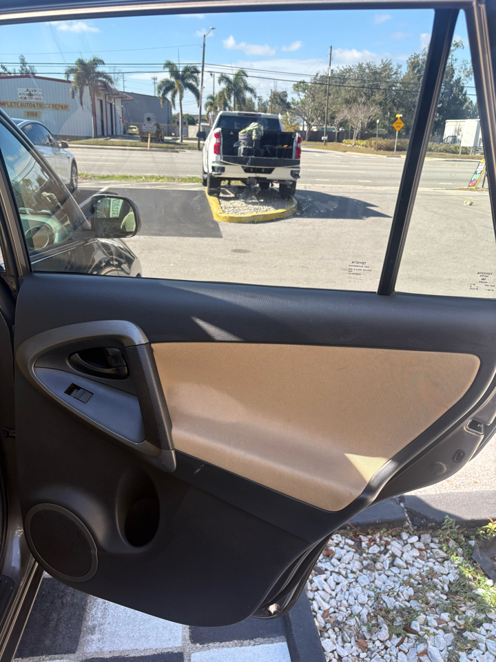 Toyota RAV4 2WD 2011