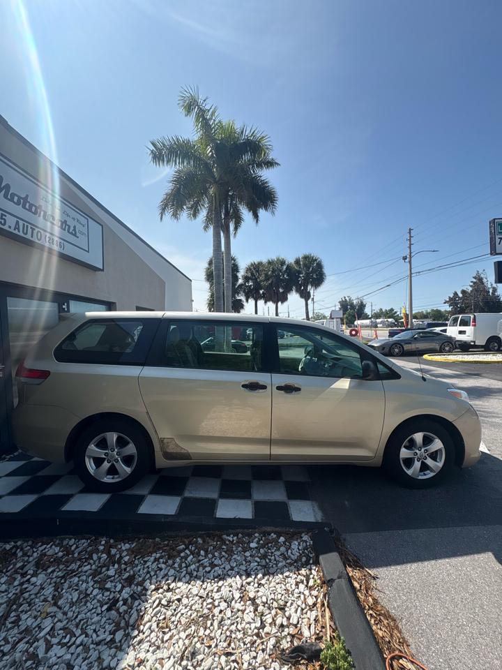 Toyota Sienna FWD 7-Passenger V6 2014