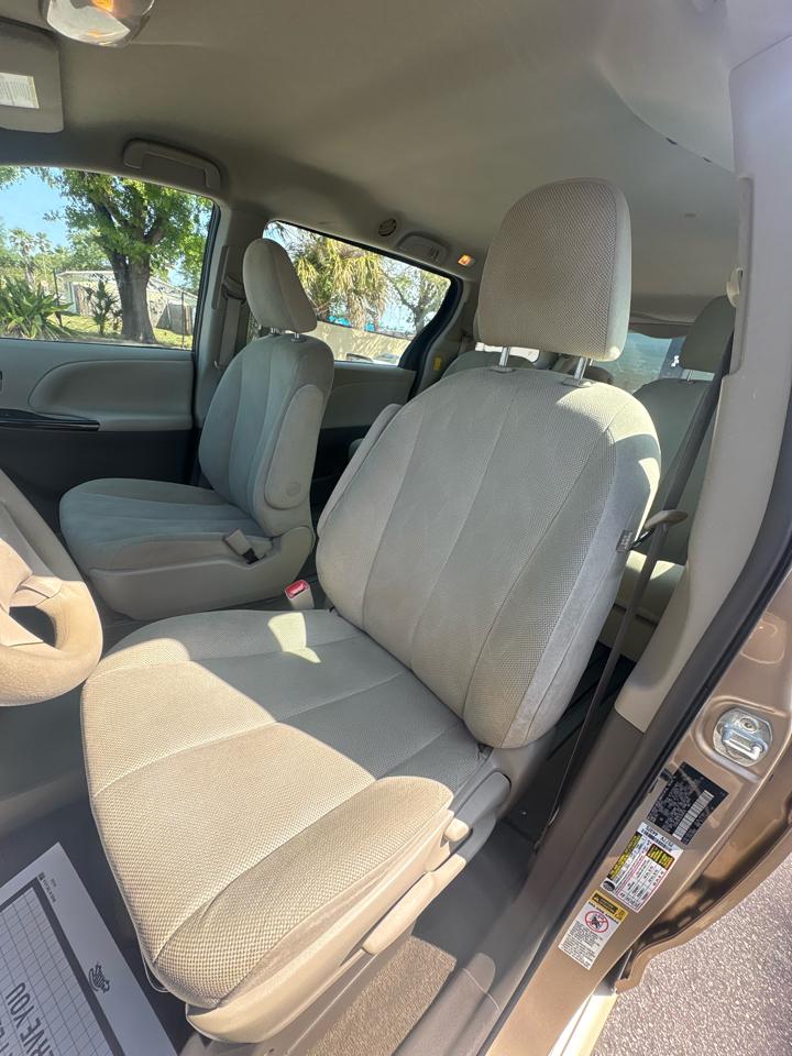 Toyota Sienna FWD 7-Passenger V6 2014