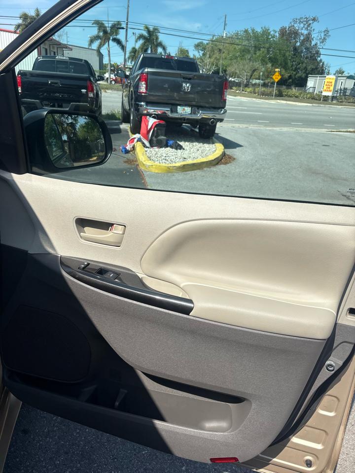 Toyota Sienna FWD 7-Passenger V6 2014