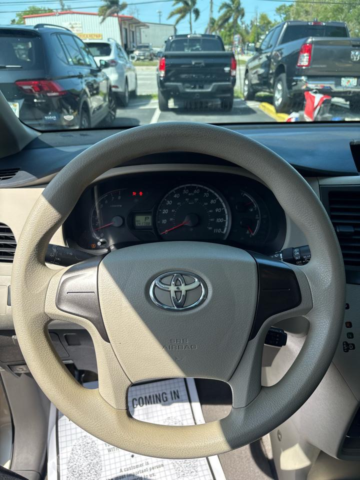 Toyota Sienna FWD 7-Passenger V6 2014