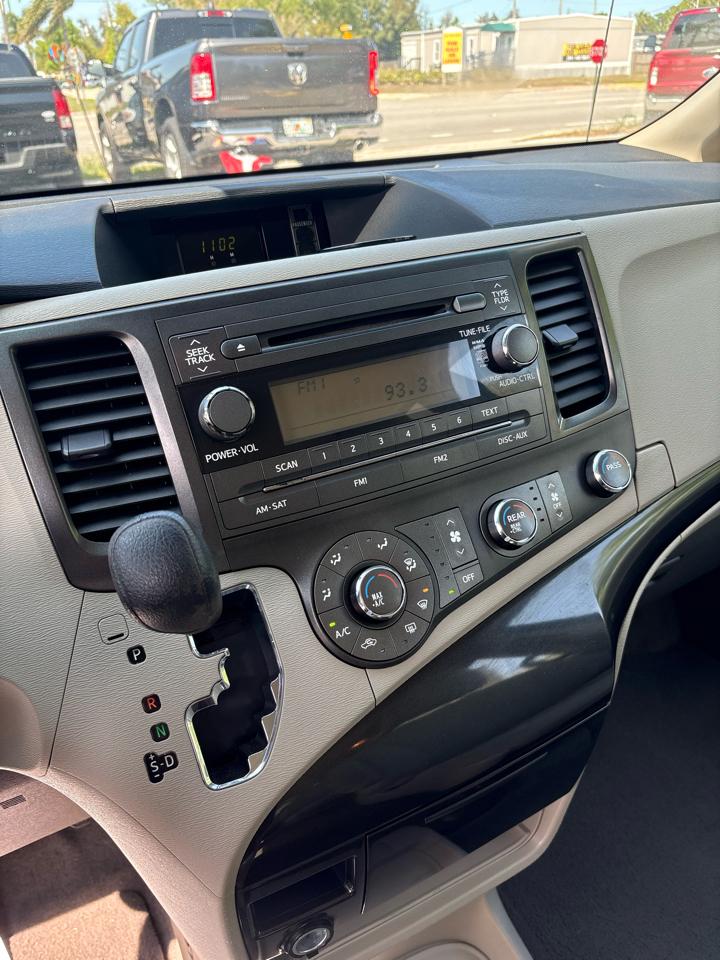 Toyota Sienna FWD 7-Passenger V6 2014