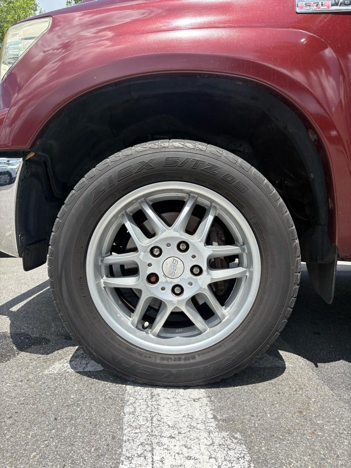 Toyota Tundra Tundra-Grade 5.7L Double Cab 2WD 2010