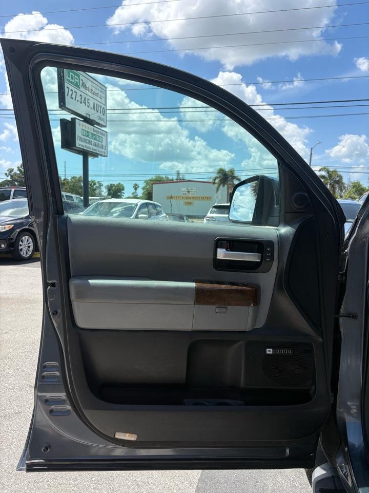 Toyota Sequoia Plantium 2WD 2010