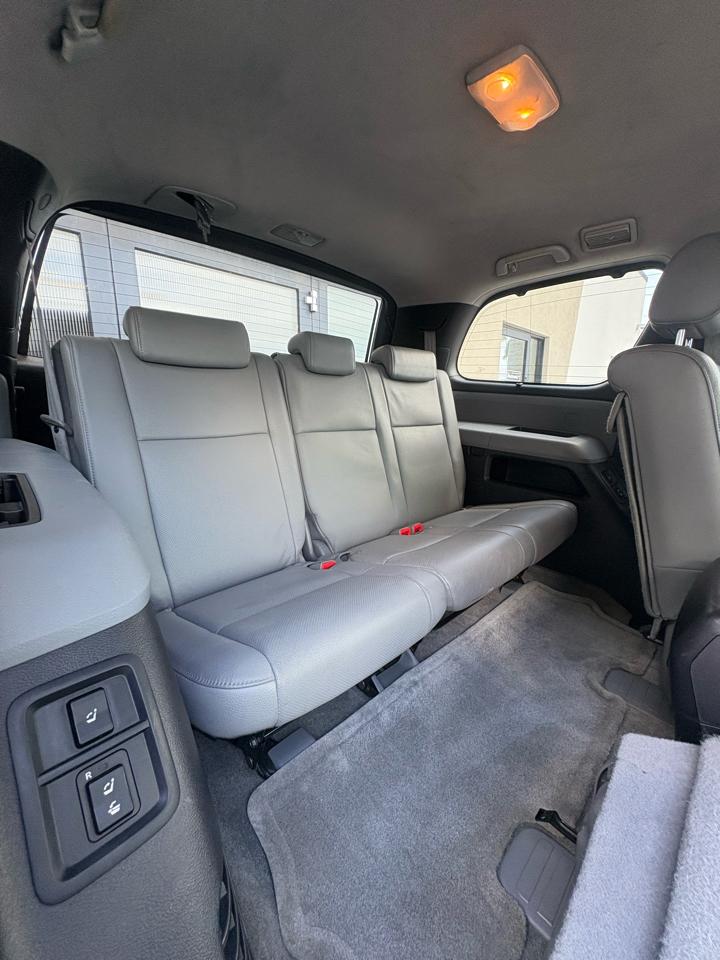 Toyota Sequoia Plantium 2WD 2010