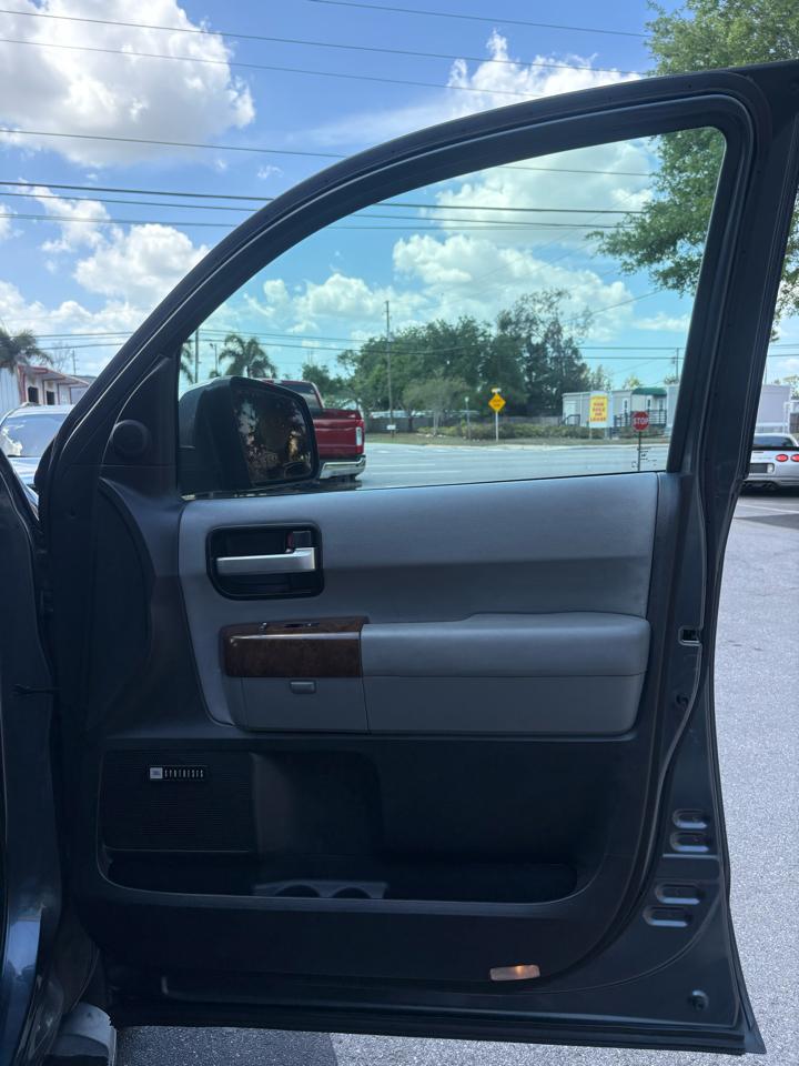 Toyota Sequoia Plantium 2WD 2010