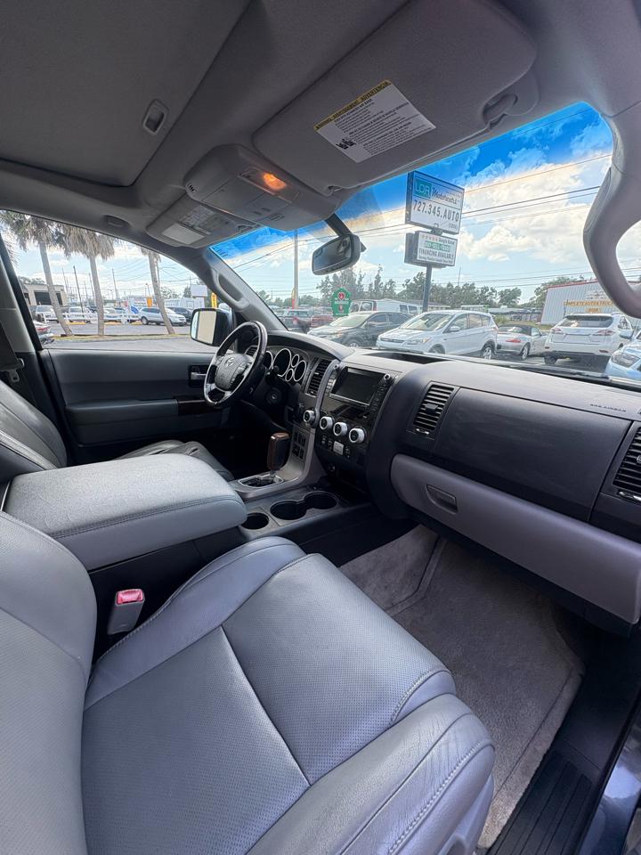 Toyota Sequoia Plantium 2WD 2010