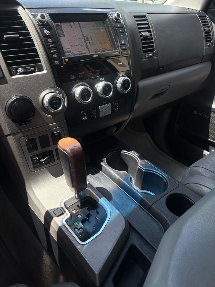 Toyota Sequoia Plantium 2WD 2010