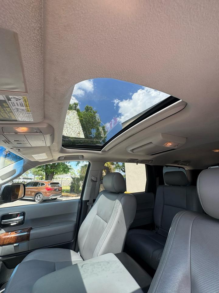 Toyota Sequoia Plantium 2WD 2010