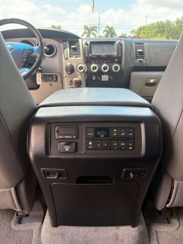 Toyota Sequoia Plantium 2WD 2010