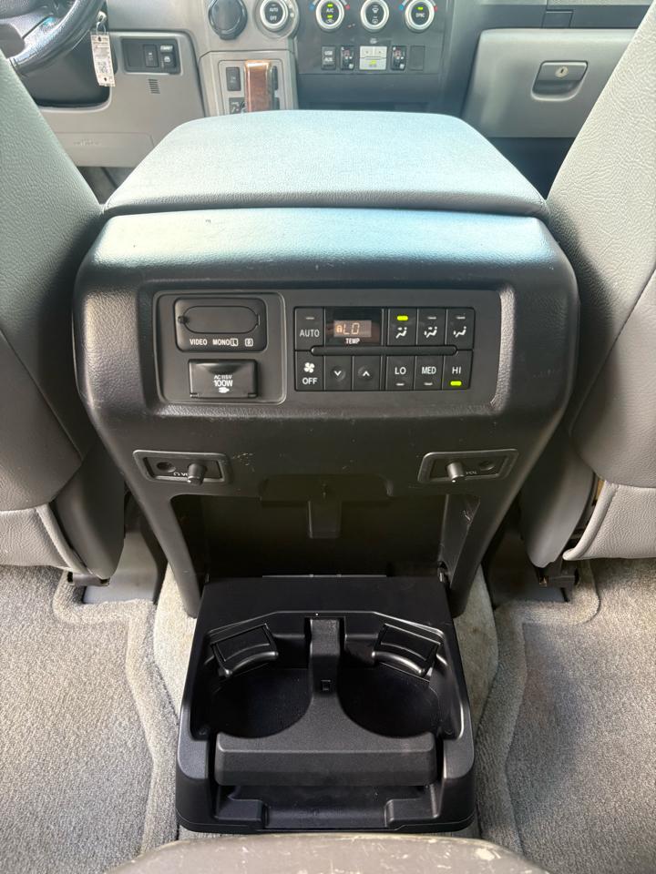 Toyota Sequoia Plantium 2WD 2010