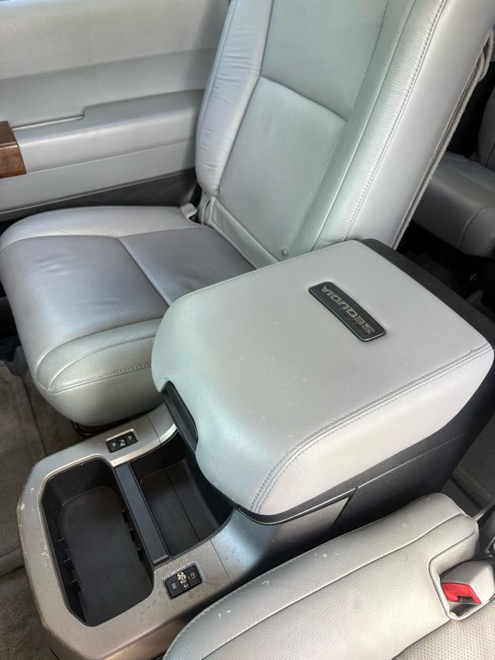 Toyota Sequoia Plantium 2WD 2010